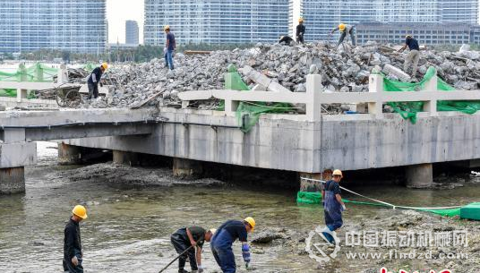 三亞洲際度假酒店海上餐廳項目拆除，工人正在海水中撿拾落入的建筑垃圾，避免二次污染。