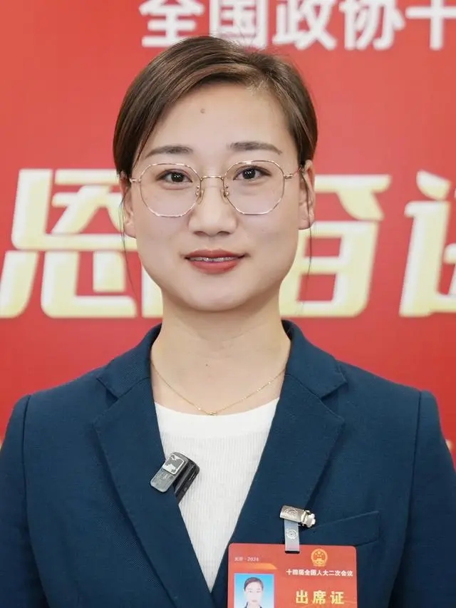 全國(guó)人大代表，江蘇省連云港市海州區(qū)新壩鎮(zhèn)小蕩村黨總支書(shū)記、村委會(huì)主任徐瑤